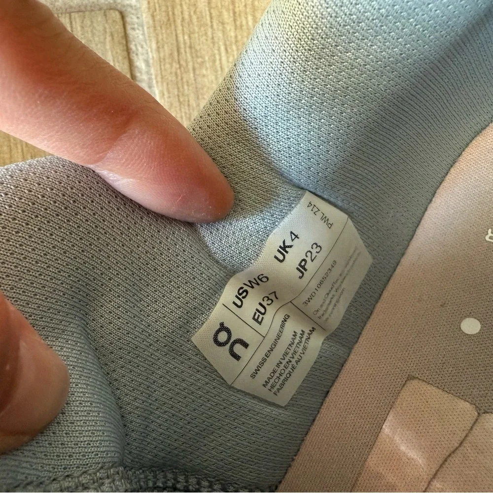 On Running The Roger Advantage Tennis Sneakers